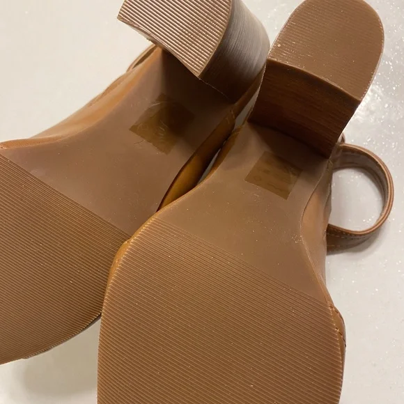 Le Chateau Shoes - Picture 5 of 6